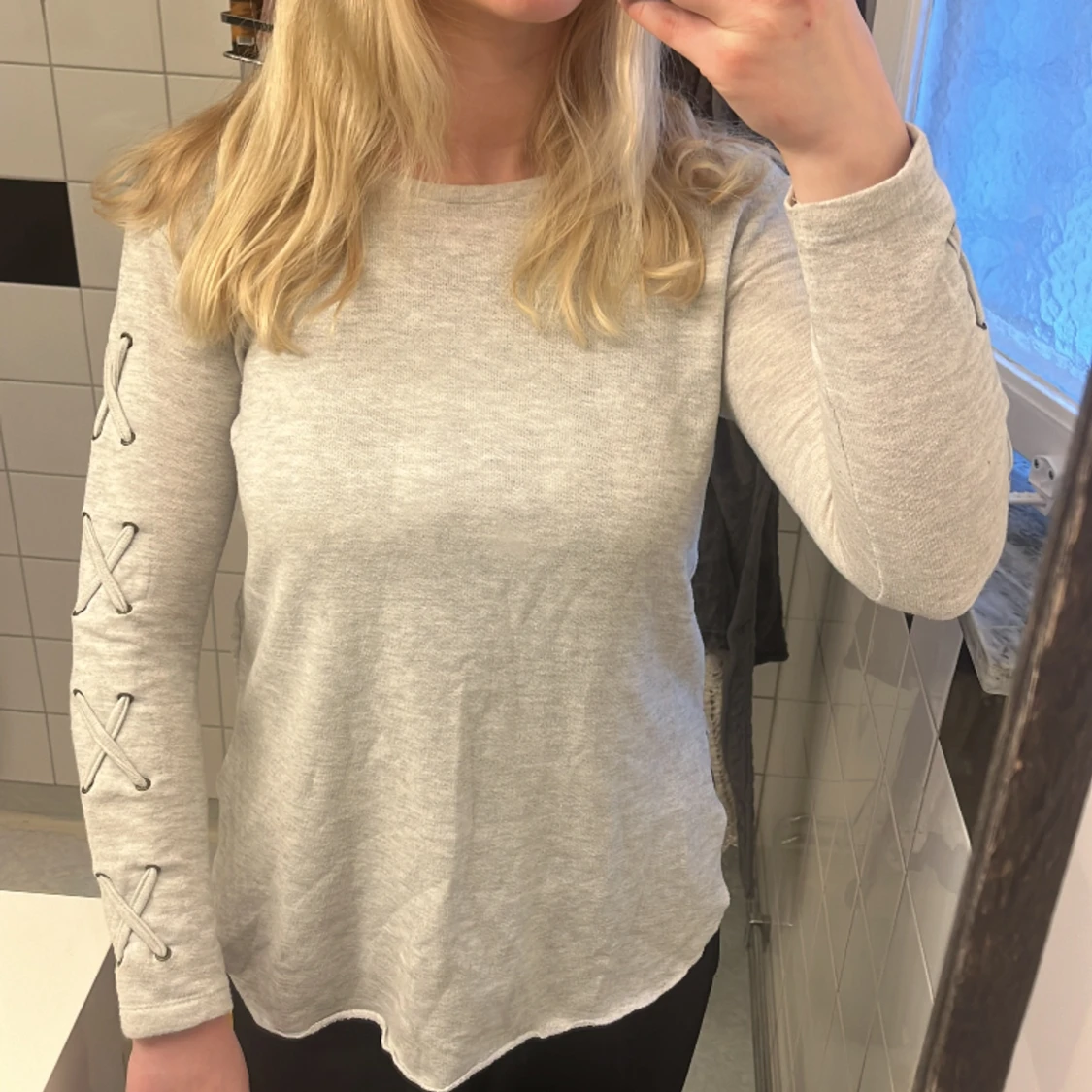 Basic tröja med detaljer