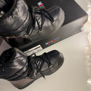 Moon boots svarta låga - Säljer nu mina super populära äkta moonboots för de blivit små💗använda men väl omhändertagna🫶🏻Super sköna och varma💗Perfekta skor för vintern och de är vattentäta🪩lapparna kvar och originalkartongen ingår💗nypris 2242kr