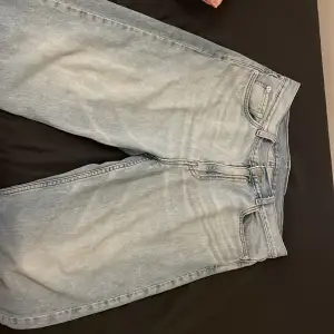 Baggy jeans från weekday, 31/30, ljusblå och blekta i lårpartiet. De är en bra stil och botten är lite förstörd men fortfarande 8/10