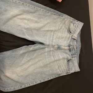 Baggy Weekday jeans - Baggy jeans från weekday, 31/30, ljusblå och blekta i lårpartiet. De är en bra stil och botten är lite förstörd men fortfarande 8/10