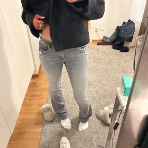 Grå lågmidjade bootcut jeans - Storlek 27x34, Mavi jeans, Använda 3 ggr ungefär