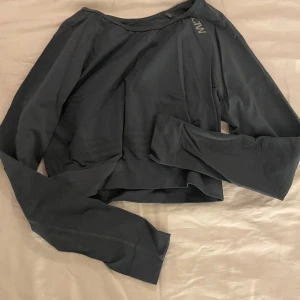 Tränings topp - Croppad långärmad mörkgrön träningstopp ifrån ICanIWill använd en gång och i superfint skick💘💘