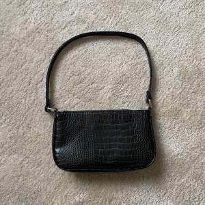 Så fin svart handväska/axelväska🫶🏻 använd 1 gång så inprincip ny!! mått: 26x16x5cm💞använd gärna köp nu💌