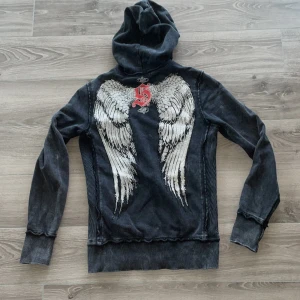 Sinful/affliction zip up med rhinestones 💯💯😍 - Säljer denna sjukt snygga zip up hoodien från sinful/affliction med massa rhinestones, den är i perfekt skick och storlek medium 😍😍💯💯🙏🙏🕊️ en av de snyggaste zip ups jag någonsin sätt 🤫🤫🥰🥰🙏🕊️(tjej model)
