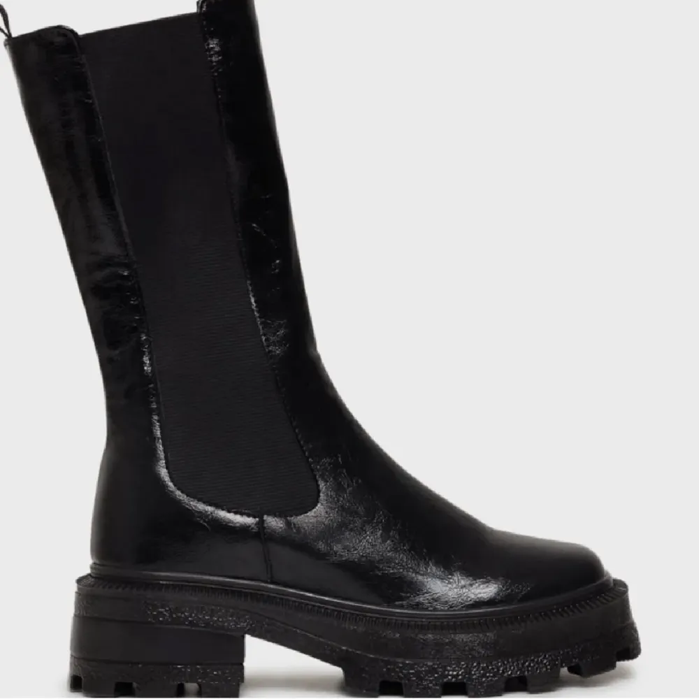 Säljer dessa boots från Nelly. Aldrig använda endast testade en gång. Nypris 745 kr💕. Kengät.
