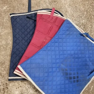 Schabrak  -  Dressyr Schabrak Storlek full Alla 3 för 300 Andvända några gånger Lite smutsiga Vet ejbhur de blir med frakten 