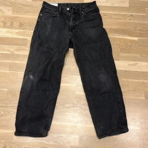 Svarta/ Mörkgrå jeans - Jeans från H&M i storlek 30/32. Dim är loose fit i passformen. Säljer likadana fast ljusblå.