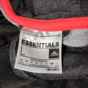Adidas tröja  - Använt skick 
