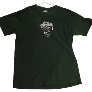 Stüssy t-shirt - Fin stussy tröja, skicket är som nytt. Storlek L men passar bra M också. Skriv för fler bilder 🙏🔥