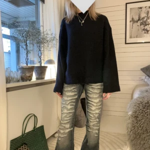 Långmidjade jeans  - Säljer dessa as snygga jeans från Jaded London eftersom de var för stora för mig💕. Dom är helt nya men lappen på (endast testade). Skulle säga att de är rätt normala i storleken.💕 Originalpris:900kr Storlek: W26
