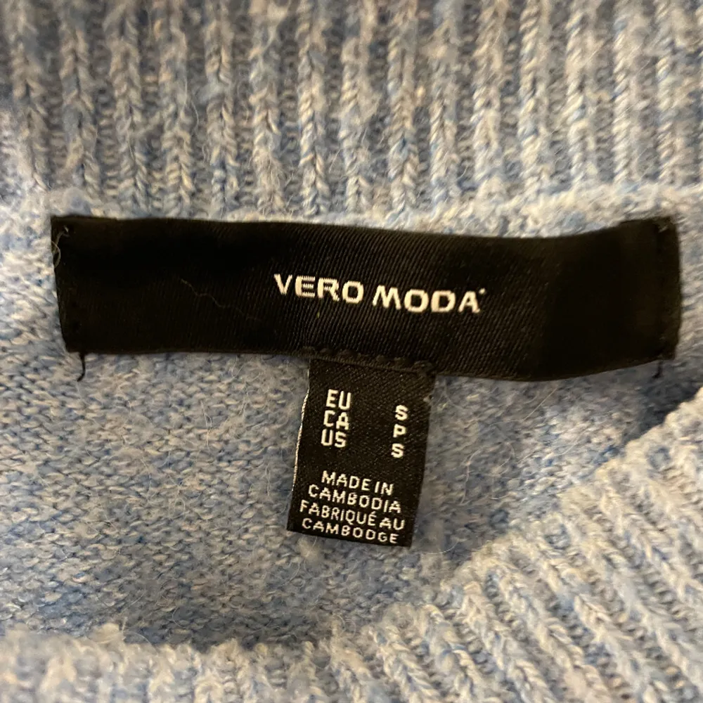 Stickad t-shirt från vero Moda köpt för 230kr säljer för 200kr, storlek S men passar xs också. Nästan aldrig använd då ja inte tycker jag passar i den. Pris kan ev diskuteras💖. Stickat.