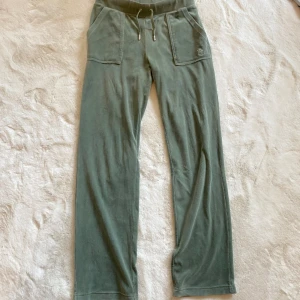 Juicy Couture - Juicy couture mjukisar i modellen ”Classic Velour Layla Low Rise Pocket Flare Chinois Green”.