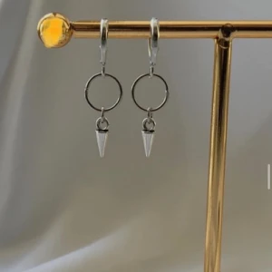 Örhängen  - Sjukt snygga örhängen. Köp för 99kr/st eller 189kr paret. Modell 062