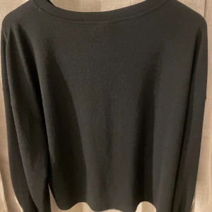 Långärmad tröja - Långärmad tröja med lite puffiga armar 