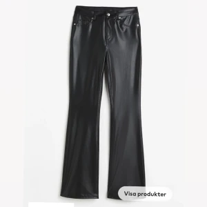 Skinnbyxor  - Säljer mina jätte snygga trendiga bootcut skinnyxor från h&m❤️jag har andvänd dom 1 gång men känner att dom inte satt som jag tänkt mig men dom är som nya❤️byxorna slutar precis under naveln❤️lånade bilder! skriv till för några funderingar