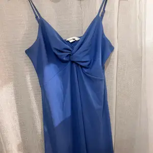 Blå klänning från H&M, sitter super fint på! Aldrig använd. Storlek S 
