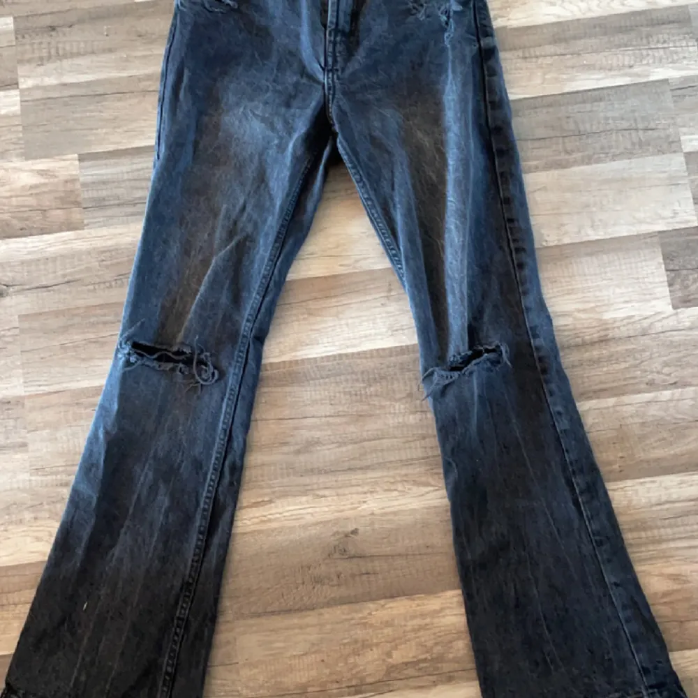 Svarta bootcut jeans med slitningar, från bershka 😋 Aldrig använda då de är lite för långa för mig som är 160, jeansen är storlek 34. Jeans & Byxor.