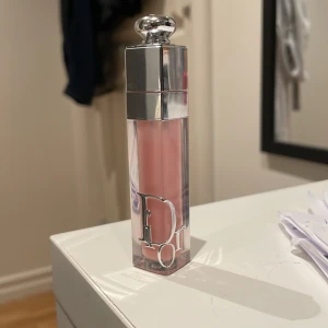DIOR Addict Lip Maximizer 001 Pink - En helt oanvänd lip oil från Dior. Köptes för 500kr och har använts 1 gång för test. Färgen passade inte.