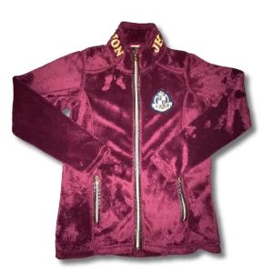 JH-Collection by Hööks - Väldigt fin JH Collection tröja som man inte ser varje dag. Är slutsålda överallt i denna version av tröjan!!💯😢🥹🐈‍⬛.