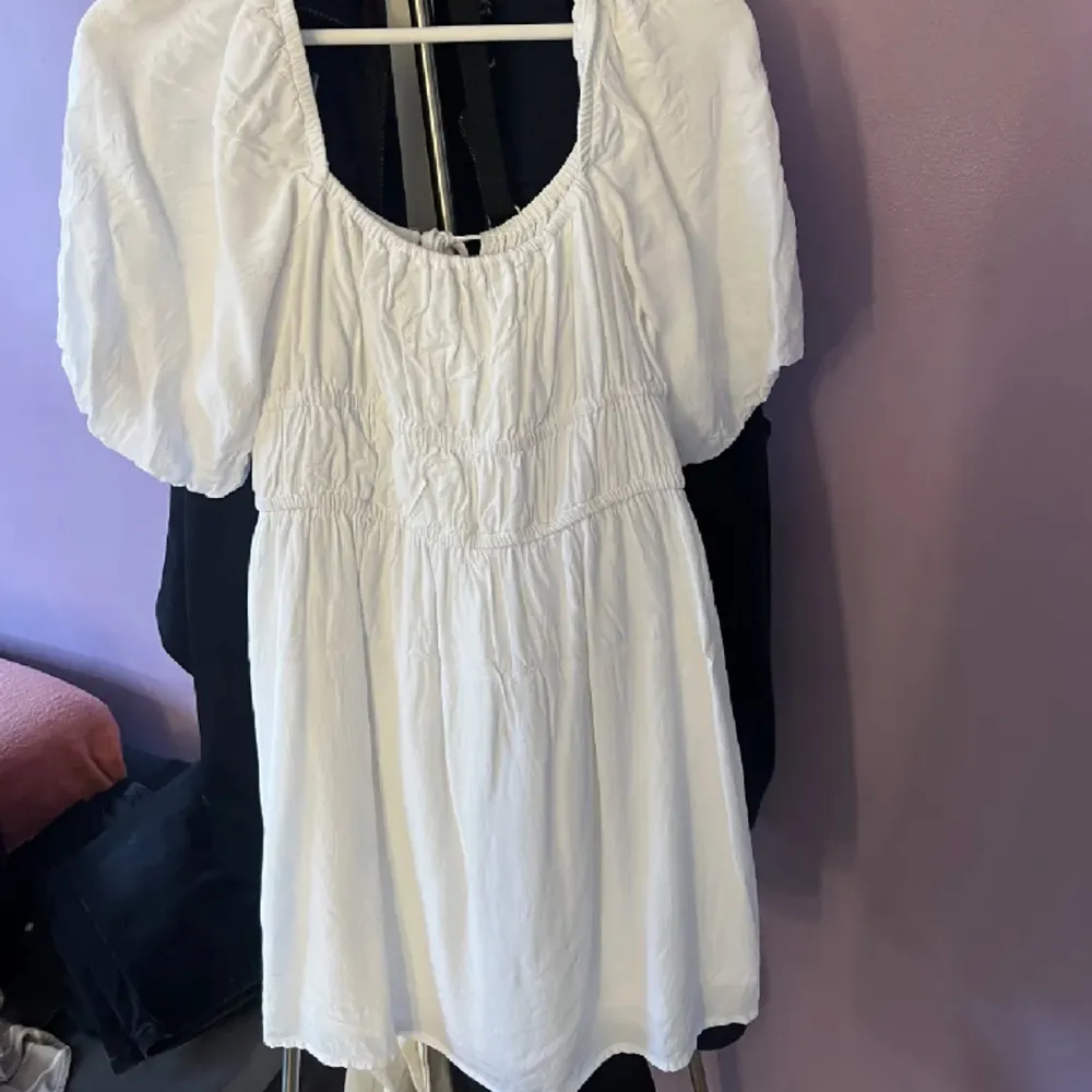 Släjer en vit klänning som passar perfekt till studenten. Använd en gång. Köpt för 500kr släjer för 300kr.. Klänningar.