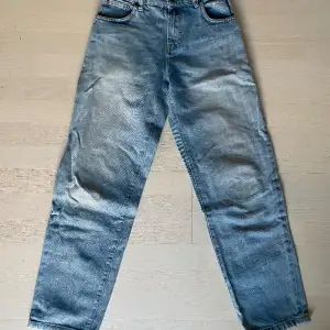 Ljusblå Woodbird jeans i modellen Leroy strl 26/30.  Jätte fint skick. Mycket sparsamt använda.