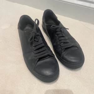 Axel arigato mörkblå 43 - Använda men fina 