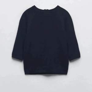 Säljer denna trendiga trekvärt ärmade tröja från zara🤍(sista bilden är lånad) 