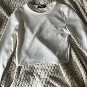 Blus med öppen rygg - Jätte gullig vit blus med öppen rygg köpt från Missguided. Inte genomskinlig och knappt använd. Strl S