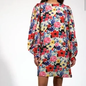 Klänning - Blommig klänning från NAKD storlek 34, passar även storlek 36 skulle jag säga. Använd 1 gång. 