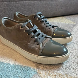 Lanvin skor - Säljer nu mina lavins som är i riktigt bra skick, dom är i färgen grå och uk 7 som motsvarar storlek 43. Inget og följer med. Om ni vill ha mer bilder eller har några frågor så är det bara att höra av sig! Mvh: Oscar 