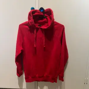 Röd hoodie från ginatricot