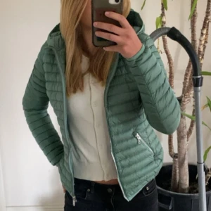 Colmar dunjacka - Skön dunjacka från colmar. Perfekt nu till våren. Använd fåtal gånger så i väldigt bra skick.