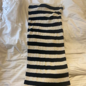 Randig långkjol  - Randig långkjol i ett tunt stickat material! Kjolen är ifrån Zara i storlek M!