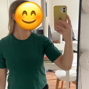 Stentvättad grön t-shirt - Stentvättad grön t-shirt ifrån Gina tricot. Något kortare i modellen med lte vida armar i storlek XS