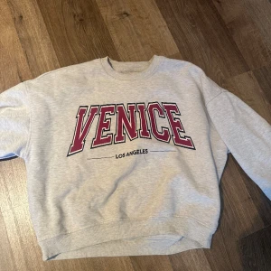 Sweatshirt från stay  - En sweatshirt från stay, köpt på Carlings. Lite oversized 