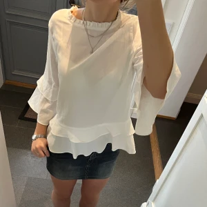 Vit blus med volanger  - Vit blus med volanger i storlek S från Sisters Point. Fint skick. Använd gärna köp nu!