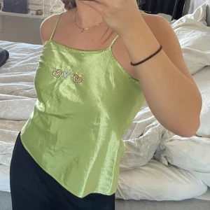 Satin-linne - Gulligt linne i satin med hjärt-tryck fram. Justerbara axelband 💚