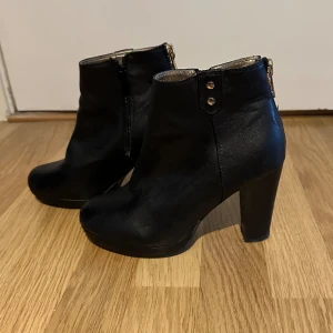 Boots med klack - Bootz med klack. Storlek 36, sparamt använda. 