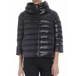 Herno jacka - Säljer min Herno jacka! passar perfekt nu till våren och hösten och funkar även på vintern med rätt plagg under. Köptes i november ifårn Minto för 5000. Den har inga defekter och är precis som ny. Tar inga bud under 4000.🩷skriv för fler bilder/frågor