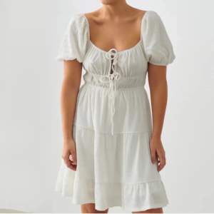Jättefin vit Gina tricot klänning köpt förra sommaren. Jätte bra skick och endast använd ca 3-4 gånger när jag vart utomlands. Inga defekter! Pris kan diskuteras. Perfekt till skolavslutning eller studenten!