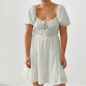 Jättefin vit Gina tricot klänning köpt förra sommaren. Jätte bra skick och endast använd ca 3-4 gånger när jag vart utomlands. Inga defekter! Pris kan diskuteras. Perfekt till skolavslutning eller studenten!