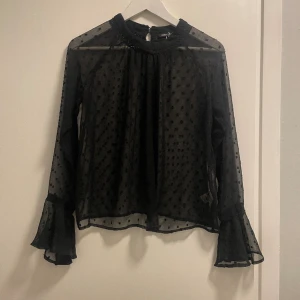 Svart blus - Säljer nu denna svarta pricka blus som är genomskinlig. Helt oanvänd🫶🏼