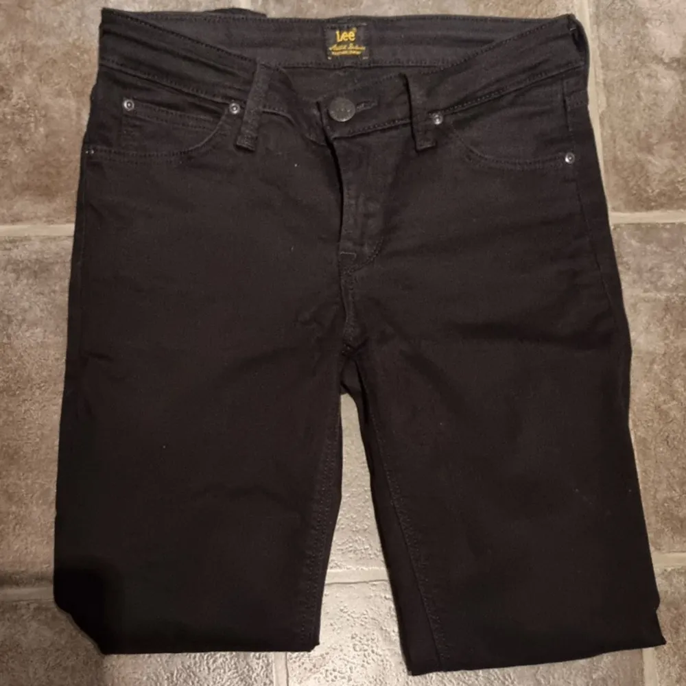 Fina svarta lowrise jeans från Lee i bra skick. Storlek XS ( W26).  Säljer via köp nu eller prisförslag, allt via Plick. Kom gärna med prisförslag OM DU HAR TÄNKT FULLFÖLJA KÖPET.. Jeans & Byxor.