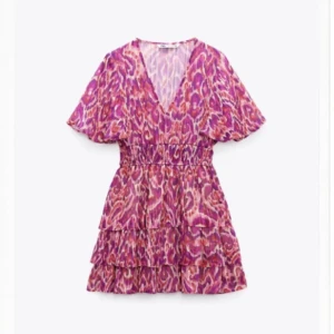 Rosa volang klänning  - Rosa volang klänning från zara 