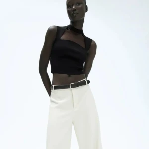 Stickad topp med choker  - Jättesnygg topp från zara, aldrig använd ! Passar s-m