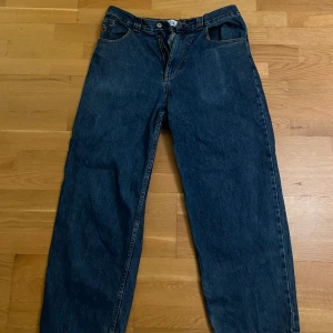 Polar Big Boys - De är Storlek M. De är i bra skick med lite distressing längst ner på byxerna. Inga andra deffekter