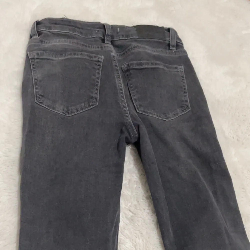 Svart gråa jeans från Gina Tricot🩶🖤lågmidjade och bootcut 🩶🖤. Jeans & Byxor.