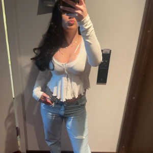 Vit topp  - Använt få tal gånger , köpt för 260kr från Gina 