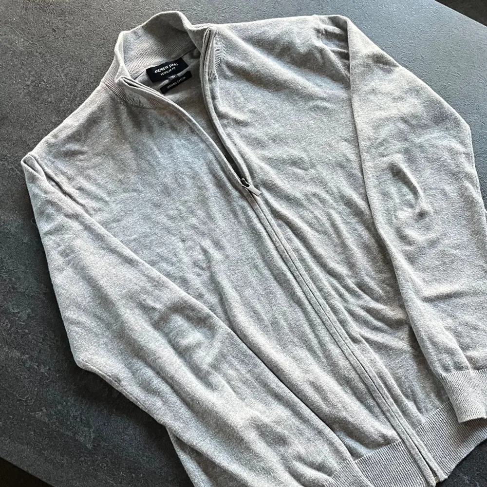 Tjena säljer denna fullzip tröjan då den inte används mer, sparsamt använd grymt skick! Storlek M skriv vid frågor👏🏻. Tröjor & Koftor.