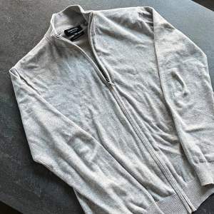 Tjena säljer denna fullzip tröjan då den inte används mer, sparsamt använd grymt skick! Storlek M skriv vid frågor👏🏻